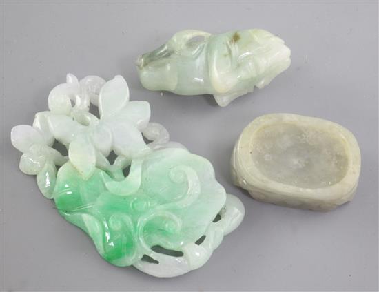 A good Chinese jadeite pendant, late 19th / early 20th century. 3.6cm